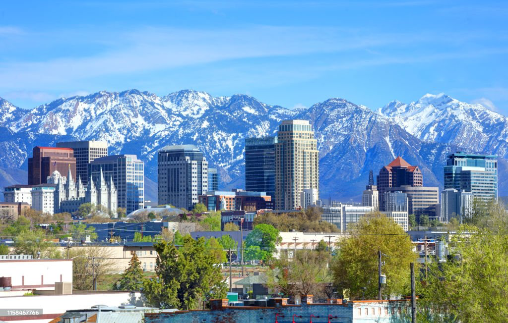 El horizonte de Salt Lake City con las montañas Wasatch al fondo, lo que representa la presencia de Strong Law en lesiones personales en varios estados.