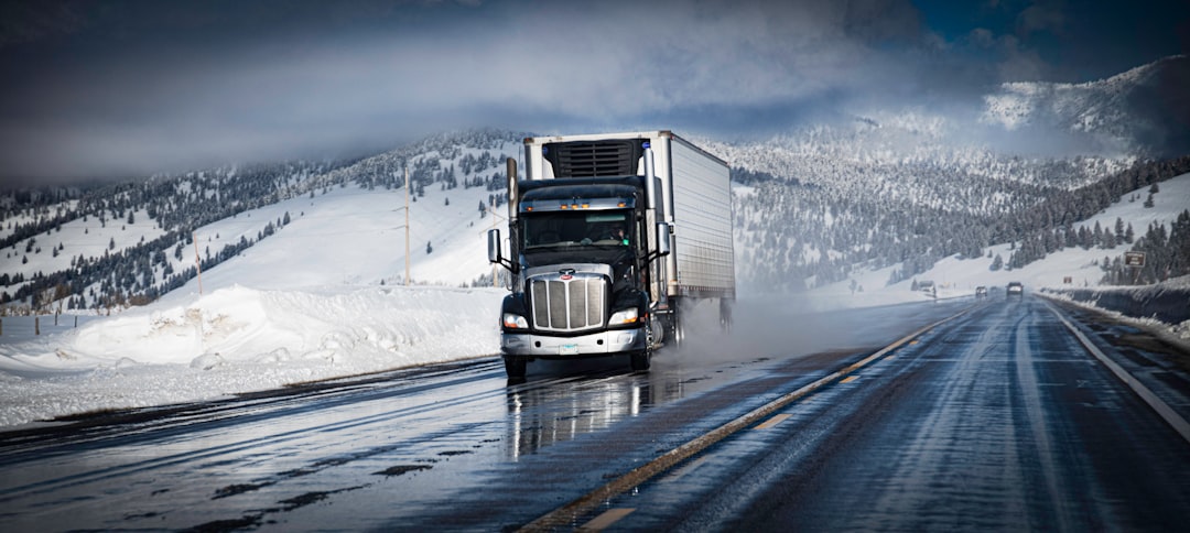 Conducción de camiones semirremolque comerciales en una carretera mojada en condiciones invernales.
